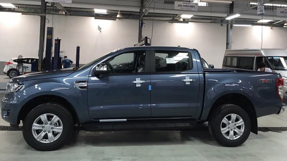 Xe Ford Ranger màu xanh thiên thanh
